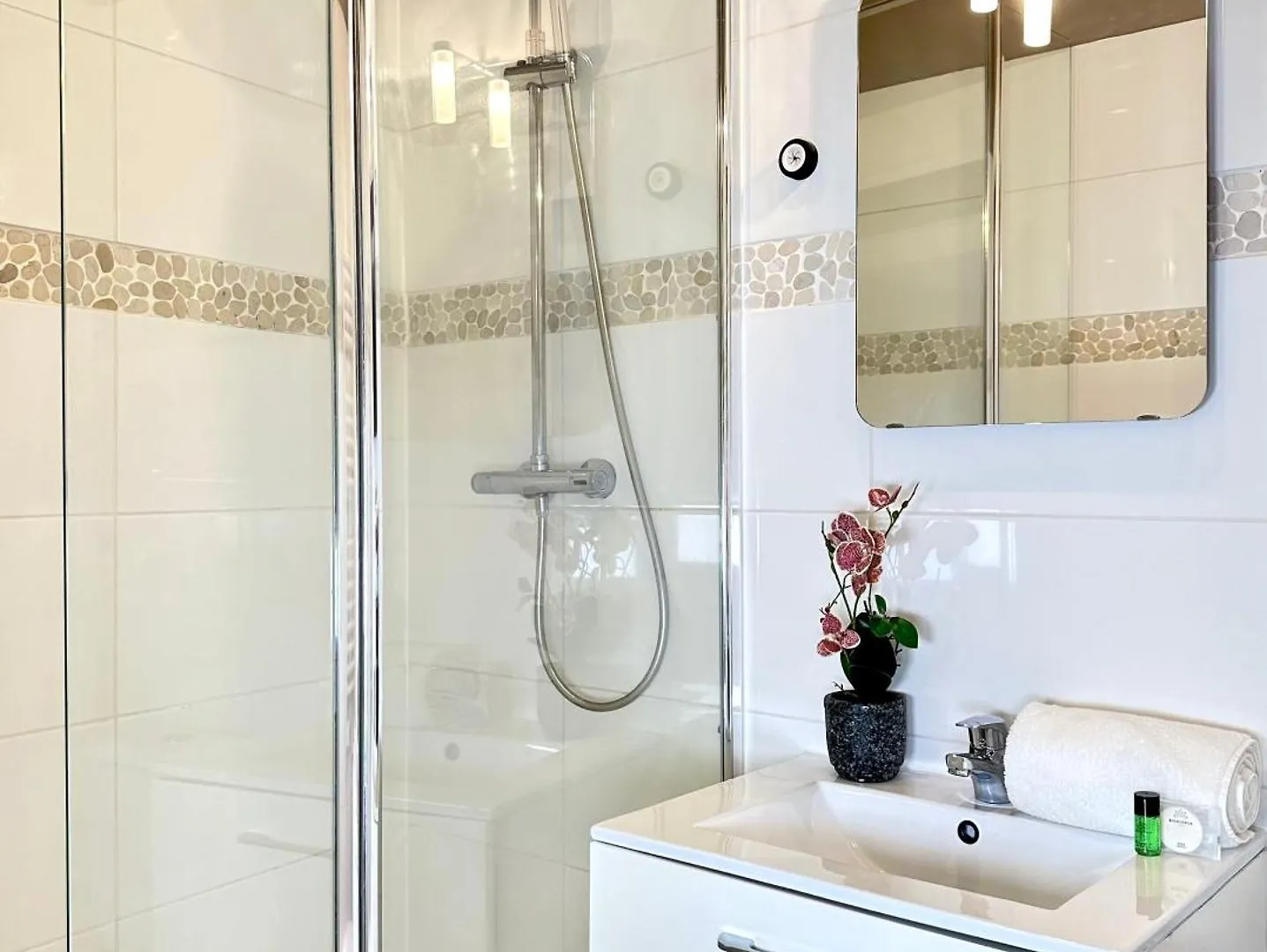 Stylish Studio Steps From Le Marais Paris